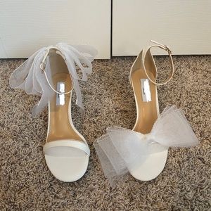 White heels with tulle bow
